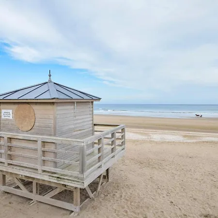 4 Bedroom Gorgeous In Valorbiquet Saint-Julien-de-Mailloc