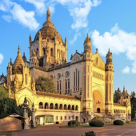 4 Bedroom Gorgeous In Valorbiquet Saint-Julien-de-Mailloc