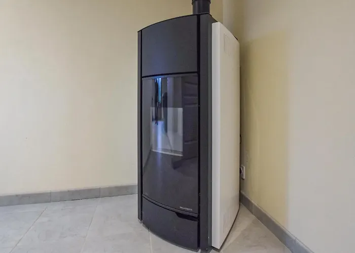 4 Bedroom Gorgeous In Valorbiquet Saint-Julien-de-Mailloc