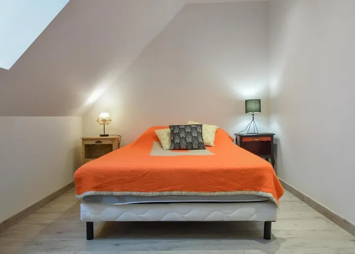 4 Bedroom Gorgeous In Valorbiquet Feriehus Saint-Julien-de-Mailloc