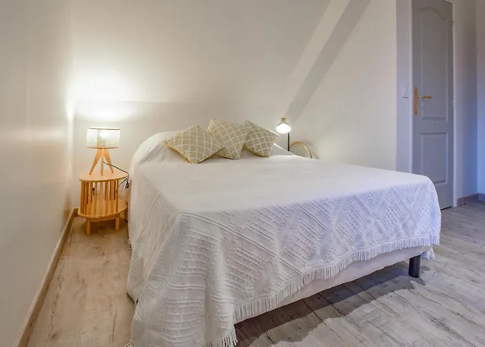 4 Bedroom Gorgeous In Valorbiquet * Saint-Julien-de-Mailloc