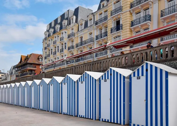 4 Bedroom Gorgeous In Valorbiquet Feriehus Saint-Julien-de-Mailloc